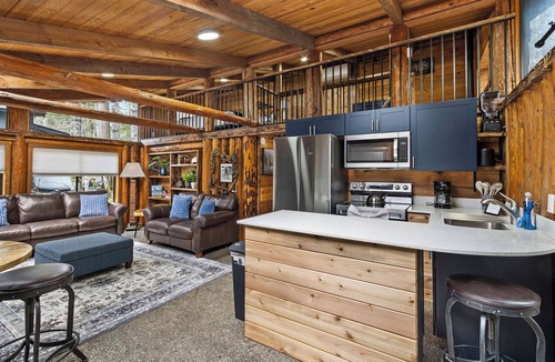 Paradise Estates Cabin | Unique Log cabin @ Rainier with Hot Tub-Fast WiFi