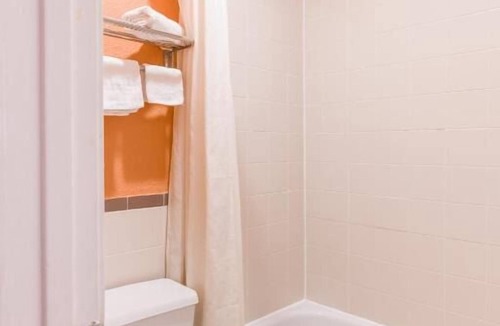 Channelview Hotel | Unwind and Explore! 4 Relaxing Units, Free Parking, Pet-friendly Property!