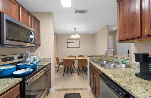 McNeil House | Up to 16 People - Mins 2 Downtown - Luxury Home