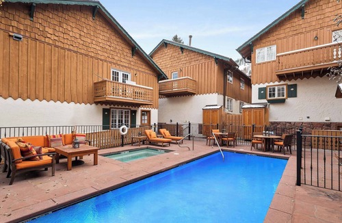 Downtown House | Updated 4 BR 4.5 BA, AC, Pool