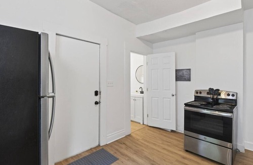 Olde Towne East House | Updated 4BR/2.5BA in Old Town East | Sleeps 12 | Walk to Downtown