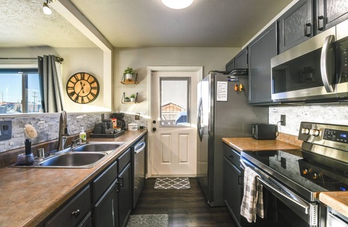Bayshore - Klatt Apartment | Updated Townhome: Near Airport & Shopping!