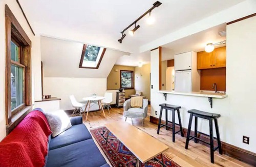 Phinney Ridge Apartment | Upper Apartment in Classic Craftsman Home Duplex