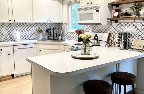 Tudor Area Apartment | Upper Grape, Midtown Home 2bed&1bath
