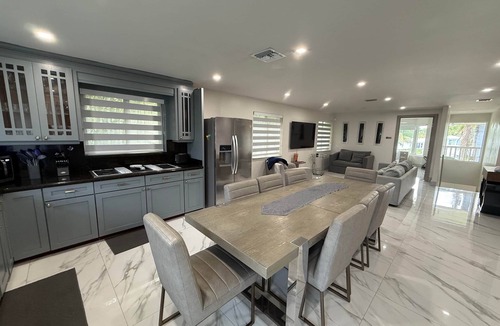Seybold Apartment | Upscale 3BR/3BA Waterfront Apt/Sleep 7