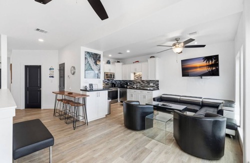 Bacliff House | Upscale Waterfront Home | Hot Tub |Rooftop Balcony