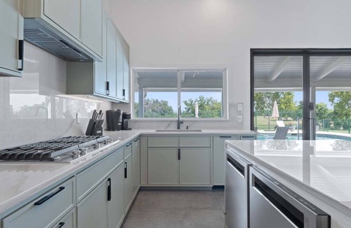 Pleasant Valley House | Upstay Modern Home Near Golf Course and Downtown