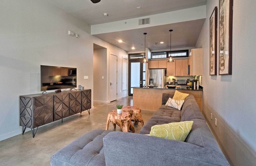 South Lamar Condo | Urban Escape in SoLA w/Private Patio!