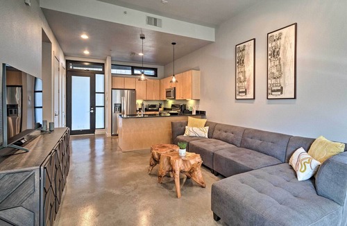 South Lamar Condo | Urban Escape in SoLA w/Private Patio!