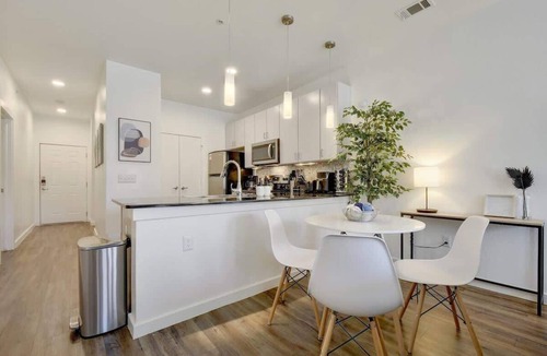 Travis Heights Apartment | Urban Paradise ~ Pool, Gym, Rooftop, Free Parking