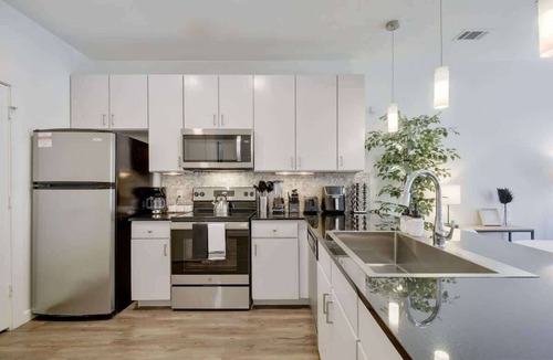 Travis Heights Apartment | Urban Paradise ~ Pool, Gym, Rooftop, Free Parking