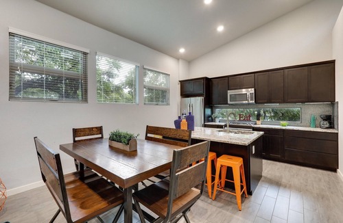 Holly House | UT Football Fave - Mins to Downtown, Rainey St!