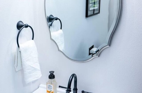 Palmer Hotel | Vasanoja Suite 102, Hyland Hotel