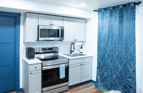 Palmer Hotel | Vasanoja Suite 102, Hyland Hotel