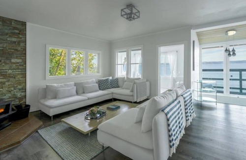 Vashon Island House | Vashon Modern Waterfront Retreat+Private Beach+BBQ+Firepit
