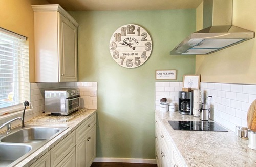 Summit Cottage | Vickery Cottage - Charming, Cozy, & Comfy
