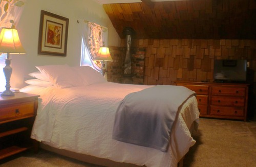 Lake Stevens House | View Cottage - One block to Lake Stevens and downtown, BBQ on covered patio!