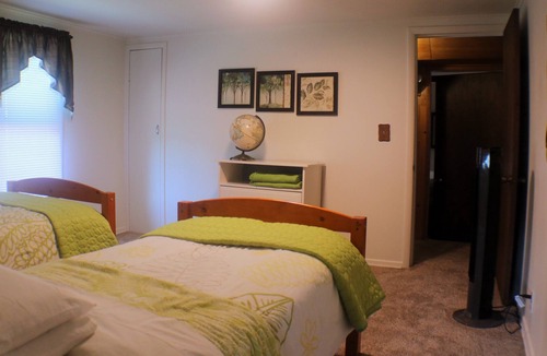 Lake Stevens House | View Cottage - One block to Lake Stevens and downtown, BBQ on covered patio!