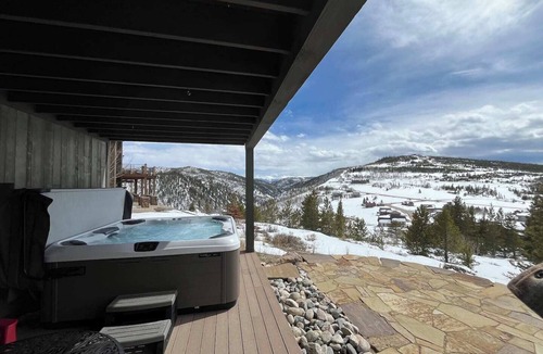 Granby House | Views, Ski, Golf! 6 BDR, 13 Beds, Hot Tub!