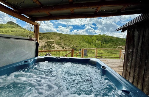 Lake Agnes Cabin | Vintage Cabin Near Steamboat with Mountain Views and Hot Tub Access