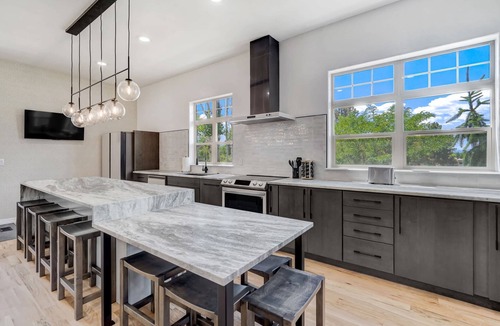 Monument House | Vista Montana! Downtown w Fire Pit, Sauna & BBQ
