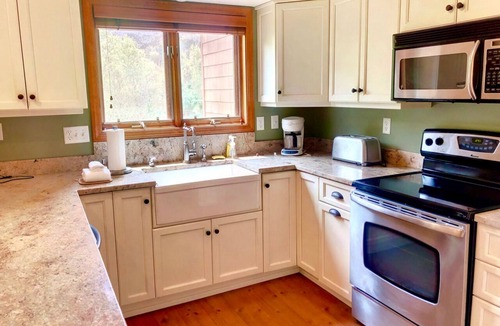 Carroll House | W62 Mount Wash Place Townhome, AC, seasonal views, fireplace, large deck, yard, and ping pong!