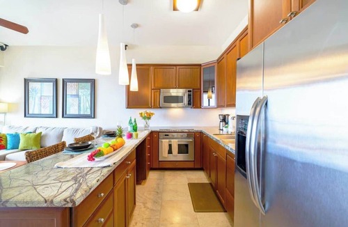 Waikiki Condo | Waikiki Banyan 38th fl - ocean-view lanai