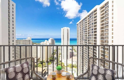 Waikiki Condo | Waikiki Banyan condo w/lanai & pool