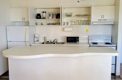 Waikiki Apartment | Waikiki Banyan Hi Fl-King& Full- Diamond Head & Ocean-Free Parking - Walk 2 bch.