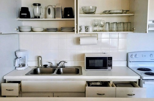 Waikiki Apartment | Waikiki Banyan Hi Fl-King& Full- Diamond Head & Ocean-Free Parking - Walk 2 bch.