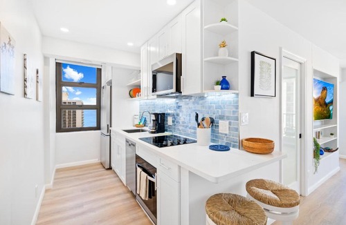 Waikiki Apartment | Waikiki Banyan retreat - parking, pool, sauna & sea views