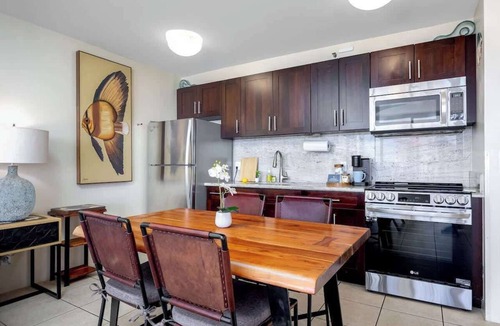 Waikiki Condo | Waikiki Banyan retreat - lanai & ocean views