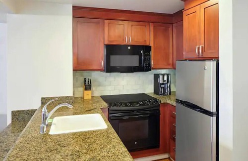 Waikiki Resort | Waikiki | Couples Surf Stay | Pool + Spa