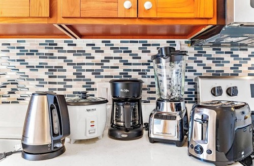 Waikiki Condo | Waikiki escape w/ocean views & beach gear