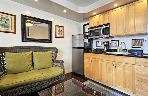 Waikiki Condo | Waikiki Grand Hotel® 605—Queen-Bed Beachy Studio 𓂃𓂃 ོ⋆☀︎𓂃⛱𓂃2 Guests