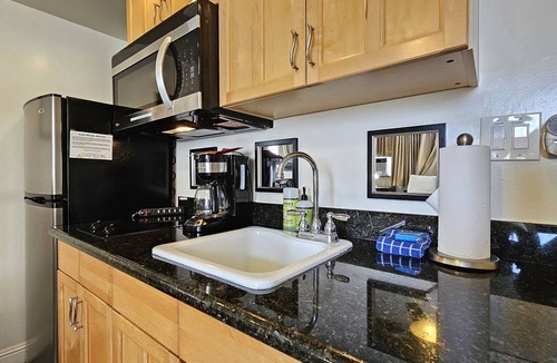 Waikiki Condo | Waikiki Grand Hotel® 605—Queen-Bed Beachy Studio 𓂃𓂃 ོ⋆☀︎𓂃⛱𓂃2 Guests