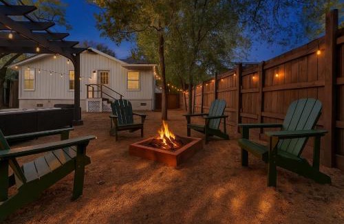Galindo House | Walk to ACL, Fire Pit, Fenced Yard, SoCo Spot