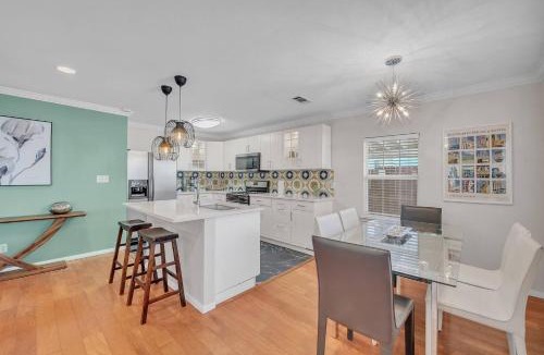 Galindo House | Walk to ACL, Fire Pit, Fenced Yard, SoCo Spot