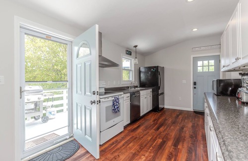 Point Judith House | Walk to Beaches, 7 Restaurants, Point Judith, AC, WiFi, Fire Pit, Outdoor Shower