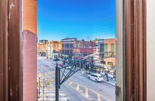 Short North Apartment | Walk to Convention Center, Secured Apt in Columbus