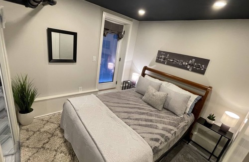 North Brookline Condo | Walk to Coolidge Corner, MBTA, cafes and restaurants. Cozy & secluded