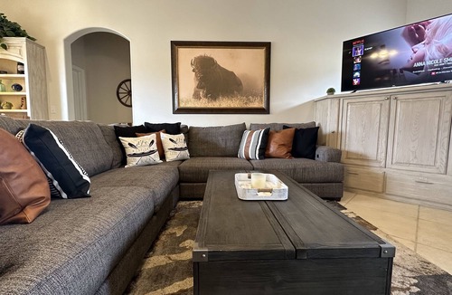 Buena Vista House | WALK to dntwn / 5 acres 360 views / Hottub / FULLY STOCKED game room & kitchen!