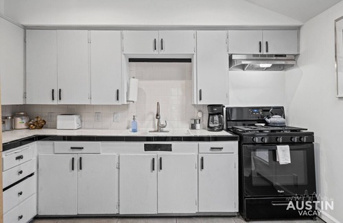 Holly House | Walk to East Austin’s Best│Free Parking│Gated Dog-Friendly Yard│Bungalow for 4