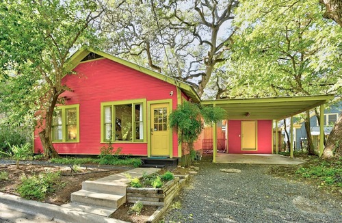 South Congress House | Walk to it all! ~ Historic Bungalow with Fenced Yard ~ Fast Wifi