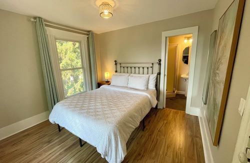 Chelan Bed & Breakfast | Walk to Lake & Downtown Chelan! Room #5
