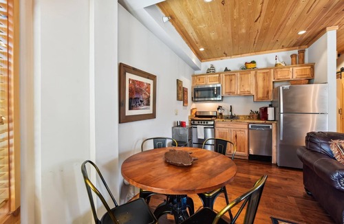Blowing Rock Cabin | Walk to Main Street - Cozy Fireplace - Prime Blowing Rock Location “Bull”
