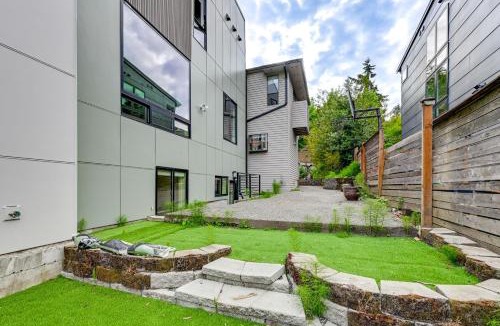Seattle Metro Area Apartment | Walk to Seward Park, Near Lumen! Pet-Friendly Apt