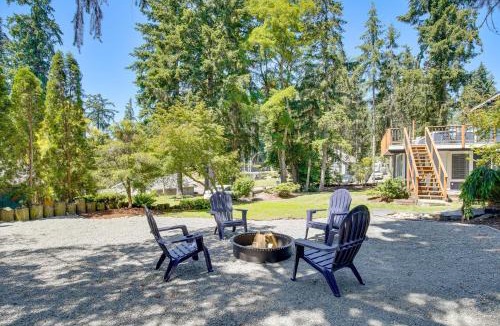 Fort Lewis House | Walk to Spanaway Lake: Chic Home w/Rooftop Deck!