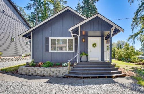 Fort Lewis House | Walk to Spanaway Lake: Chic Home w/Rooftop Deck!