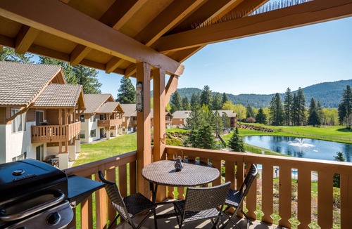 Downtown Leavenworth Condo | Walk to Town + Mountain & Golf View + Pool and Hot Tub + Top Floor